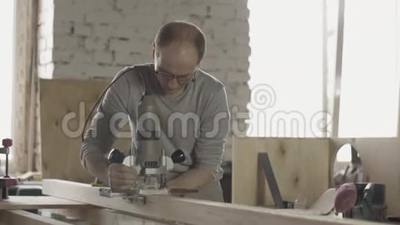 专业木工切割木板采用跳水路由器治疗视频的预览图