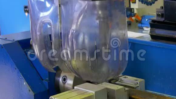 在工厂工业数控机床上钻孔金属铁视频的预览图