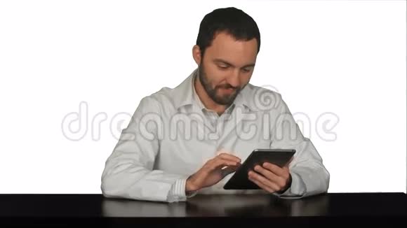 微笑医生用白色背景的药片视频的预览图
