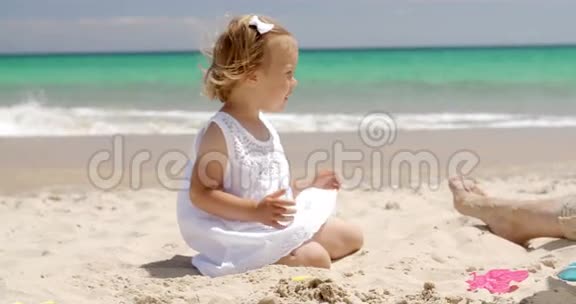 在热带海滩玩耍的小女孩视频的预览图