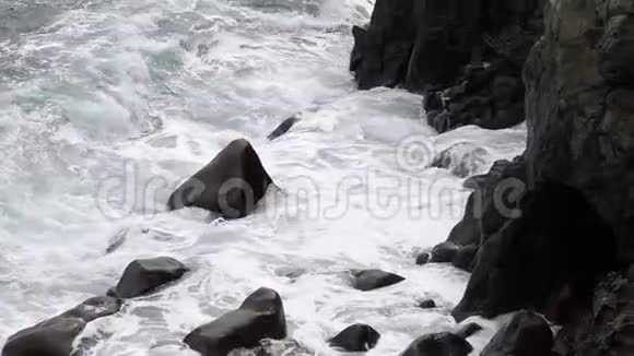 有波浪的火山海海岸韩国济州岛的性质视频的预览图