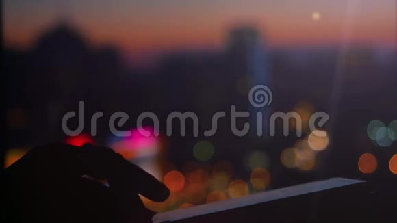 女人用她的手机在美丽模糊的城市背景与博克1920x1080视频的预览图