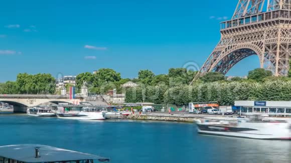 埃菲尔铁塔从巴黎塞纳河的堤岸上经过视频的预览图