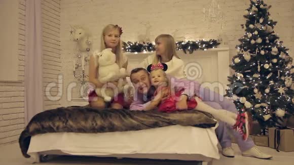 在室内拍摄圣诞全家福视频的预览图