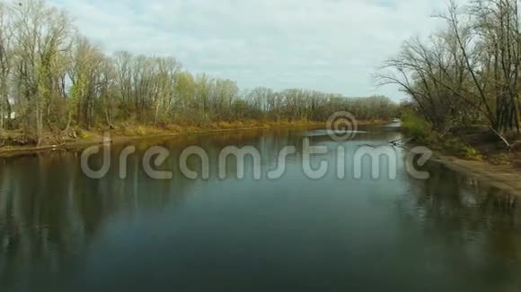 一条小河的航拍视频视频的预览图