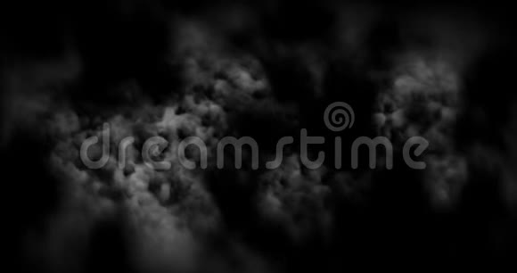 烟雾在黑色的背景下像雾或云一样缓慢地飘过太空视频的预览图