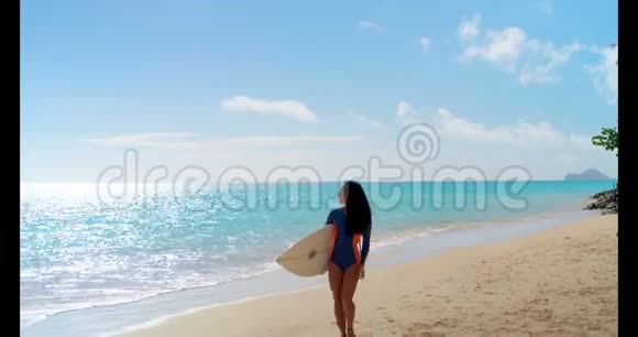女性冲浪者用冲浪板行走4k视频的预览图