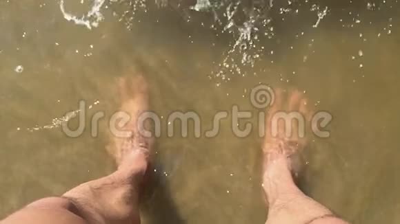 脚浪人的海上慢动作视频男游客正站在水溅在他的海洋中视频的预览图