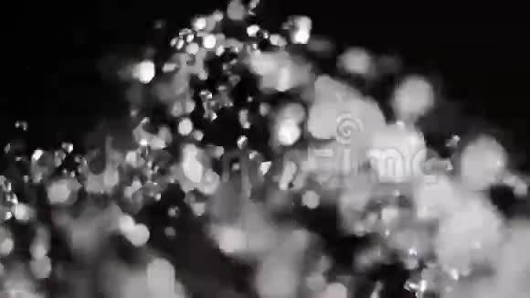 水流在黑暗的背景下飞翔视频的预览图