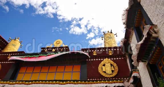 西藏拉萨大昭寺4k特写蓝天白云视频的预览图