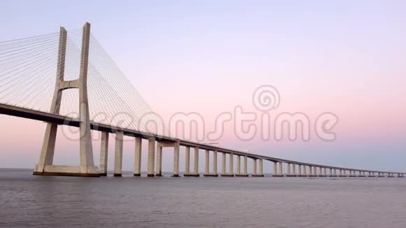 日落时分葡萄牙里斯本的VascodaGama桥视频的预览图