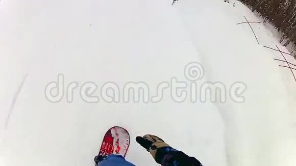 滑雪坡上的滑雪板视频的预览图