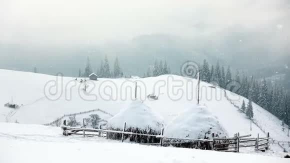 冬天的山脉农村人口满是雪的树新年快乐视频的预览图