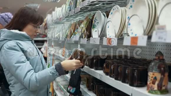 一个年轻的女人在商店里选菜视频的预览图