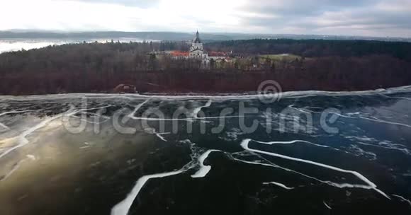 冰冻湖畔的老教堂视频的预览图