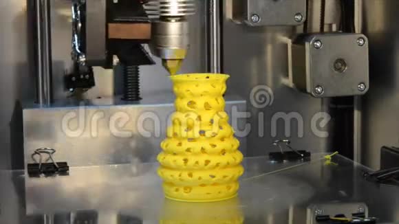 3D打印机从喷嘴打印模型中注入热塑料视频的预览图