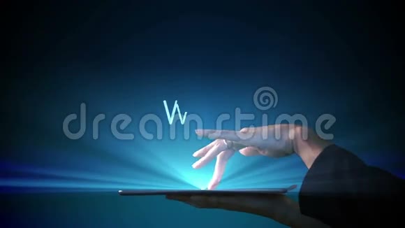 女性使用带有全息应用程序的平板电脑视频的预览图