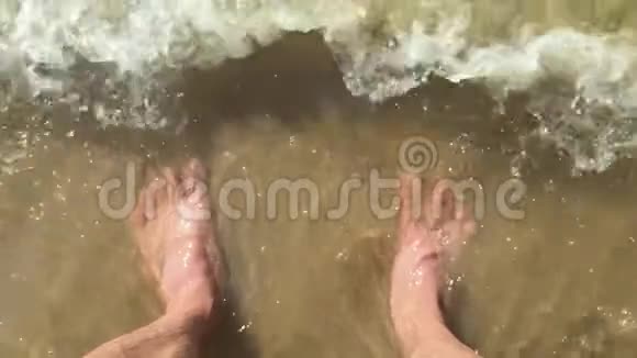 脚浪的海上慢动作视频男游客正站在水溅在他的海洋中视频的预览图