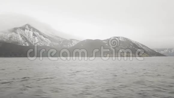 美丽的风景山雪山冰冷的海水视频的预览图