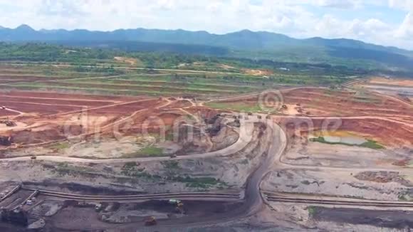 在泰国Lignite煤矿工作的采矿自卸车的鸟瞰图视频的预览图