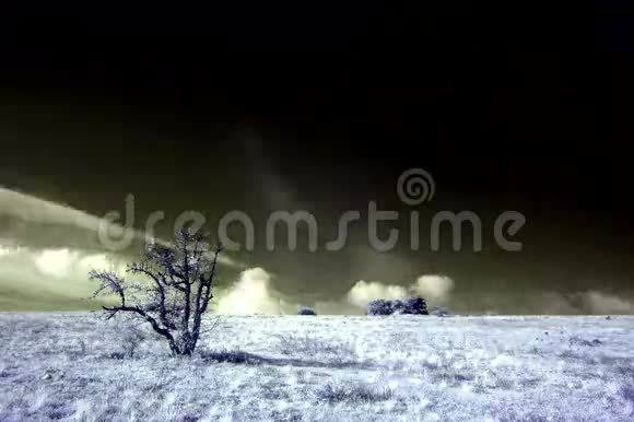 4K红外线景观云在山上的运动乌克兰克里米亚延时全高清视频的预览图