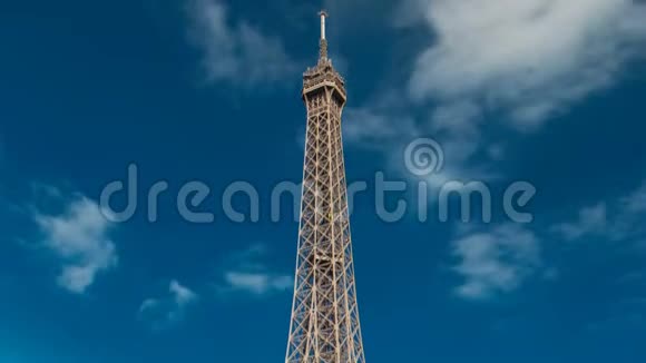 埃菲尔铁塔从巴黎塞纳河的堤岸上经过视频的预览图