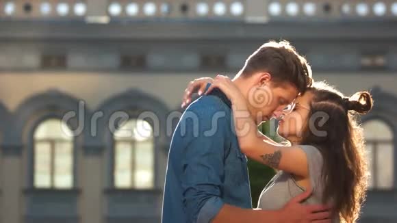 年轻浪漫的情侣在户外接吻视频的预览图