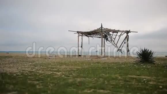 在一个废弃的海滩上倒塌的竹篷不是季节是生态概念视频的预览图
