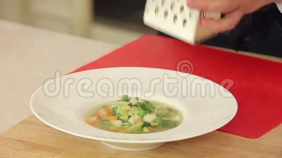 厨师在煮蔬菜汤视频的预览图