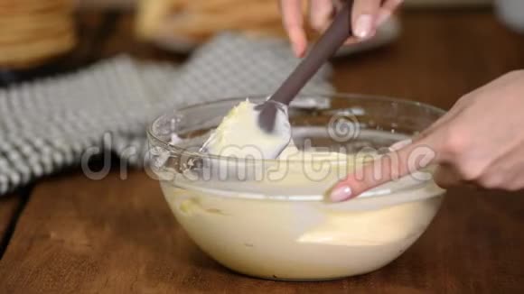 用抹刀混合奶油做蛋糕视频的预览图