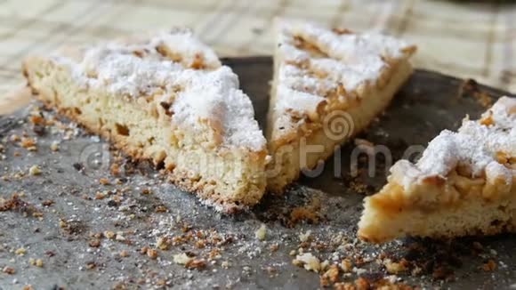一张桌子上吃了一半的馅饼自制烘焙家中厨房的小糕点中的苹果派视频的预览图