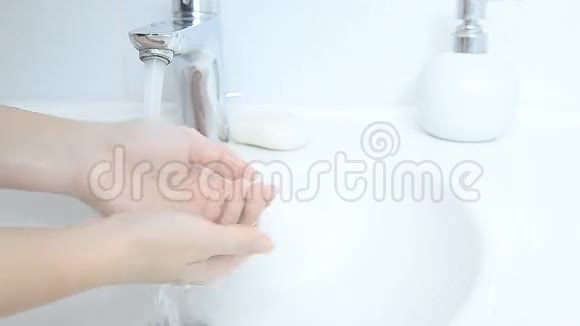 在流动的自来水下洗手视频的预览图