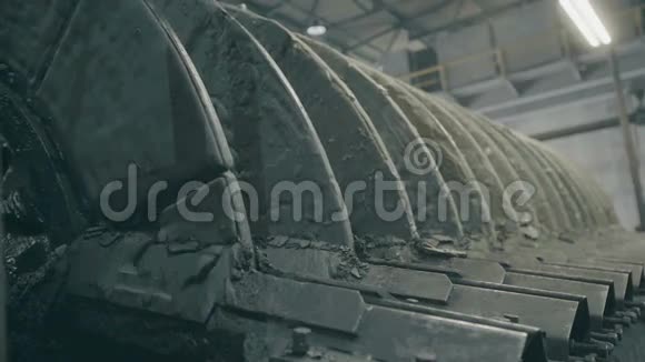 铜加工厂内部铜矿的富集视频的预览图