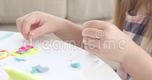 小女孩玩造型塑料视频的预览图