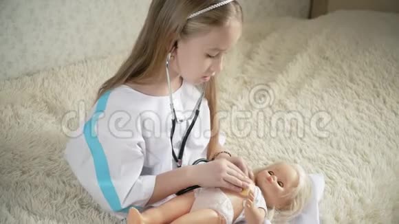 漂亮的小女孩在家里和娃娃玩医生视频的预览图