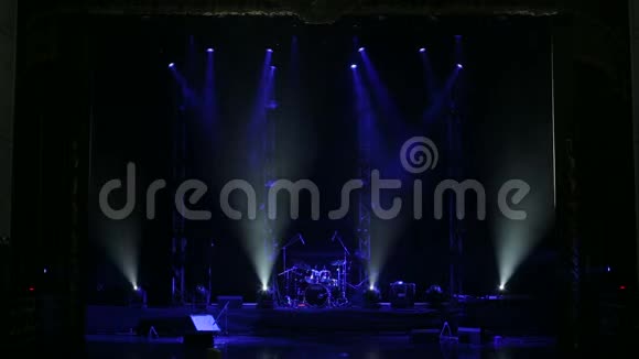 许多聚光灯用雾照亮了音乐会的舞台视频的预览图