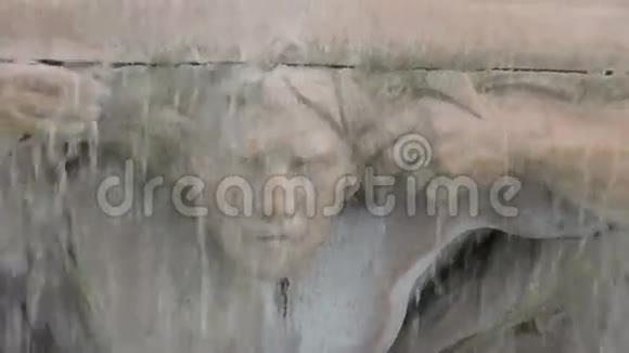 法国巴黎雕塑装饰喷泉视频的预览图