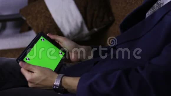 使用平板电脑的人与绿色接触视频的预览图