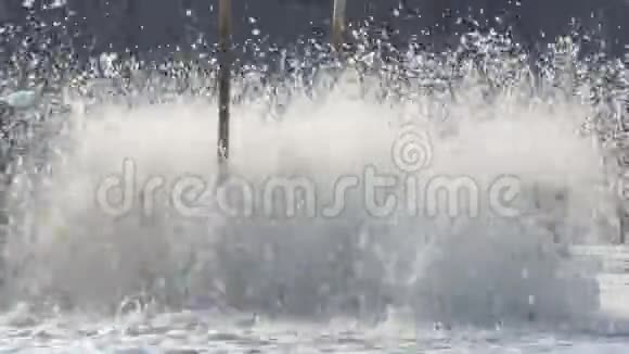 在运河上的黑色水中的桨轮曝气器视频的预览图