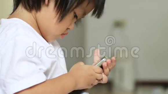 亚洲宝宝玩手机特写视频的预览图