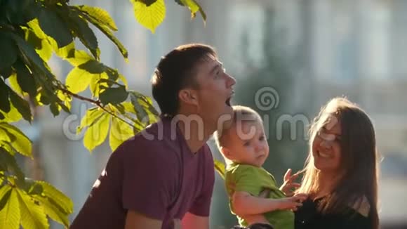 夏天晚上在公园里快乐的一家人慢动作视频的预览图