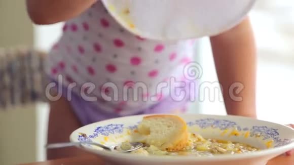 吃食物的儿童特写镜头孩子有感情地吃早餐视频的预览图