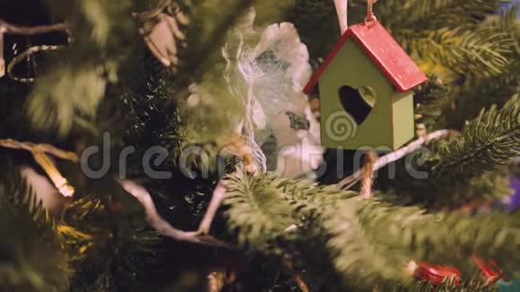 装饰圣诞树特写红色和金色的球和照明花环与手电筒视频的预览图