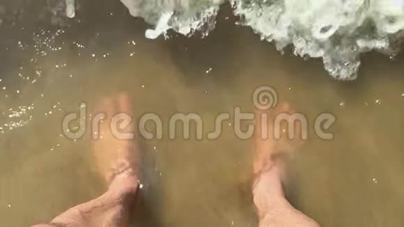 脚浪的海人慢动作视频男游客正站在水溅在他的海洋中视频的预览图