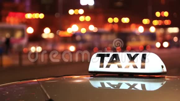 在城市的夜街上为过往着出租车的印记视频的预览图