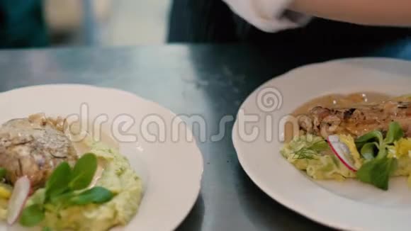 餐厅的厨师准备和供应一道4k的开胃菜视频的预览图