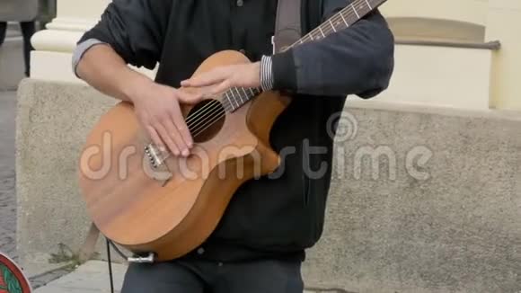 街头音乐家演奏声吉他慢动作视频的预览图