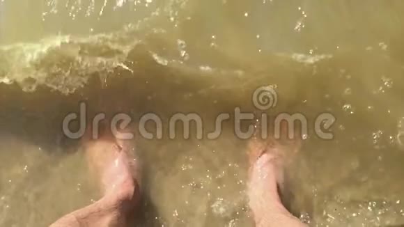 脚浪的海上慢动作视频男游客站在水溅的海洋里双脚踩在他身上视频的预览图