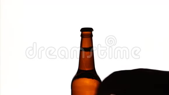 男手打开棕色啤酒瓶视频的预览图