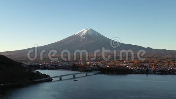 山的空中景色黎明时分的富士和川川子湖视频的预览图